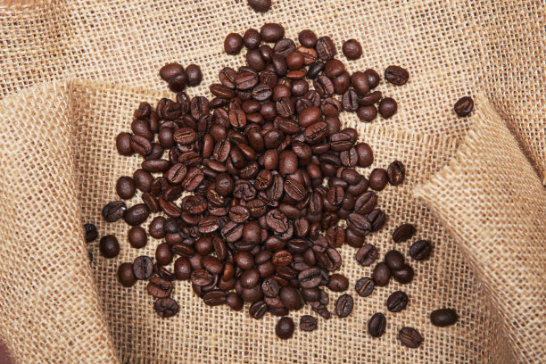 在农村粗糙的粗布上烤咖啡豆图片下载