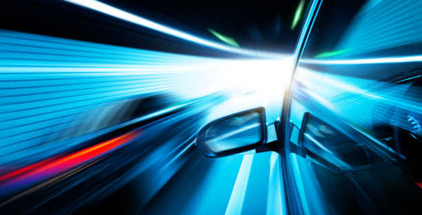 从隧道中高速行驶的汽车侧面看过去图片下载