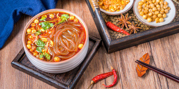 重庆木桌酸辣面图片下载