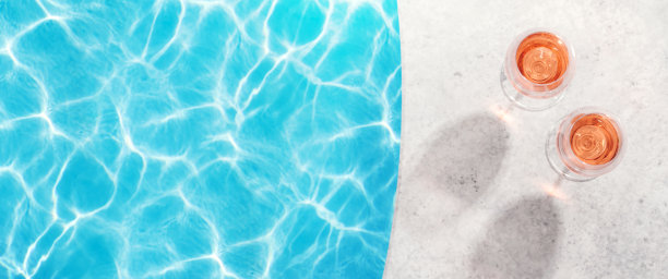 阳光明媚的日子里，在泳池边喝着清爽的玫瑰酒图片下载