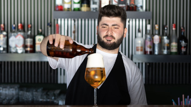 上啤酒的酒吧服务员图片下载