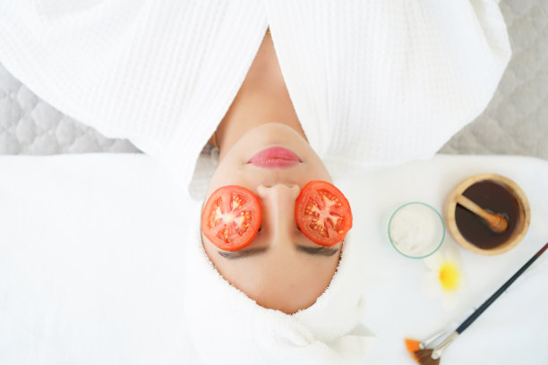 按摩师番茄面膜和水疗面膜女性治疗和按摩芳香疗法放松享受健康美丽图片下载