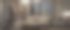 一个舒适的现代客厅在晚上与一个舒适的沙发靠窗图片下载