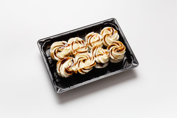 三文鱼寿司卷，白色背景的塑料包装上装饰着奶油芝士。图片下载