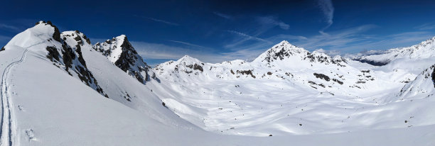 美妙的滑雪之旅在新鲜的深雪在达沃斯和恩加丁。在瑞士山区滑雪登山。高质量照片图片下载