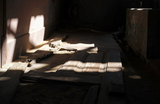 废弃建筑内的阳光图片下载