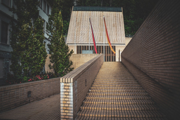 位于瓦杜兹的现代列支敦士登议会大厦图片下载