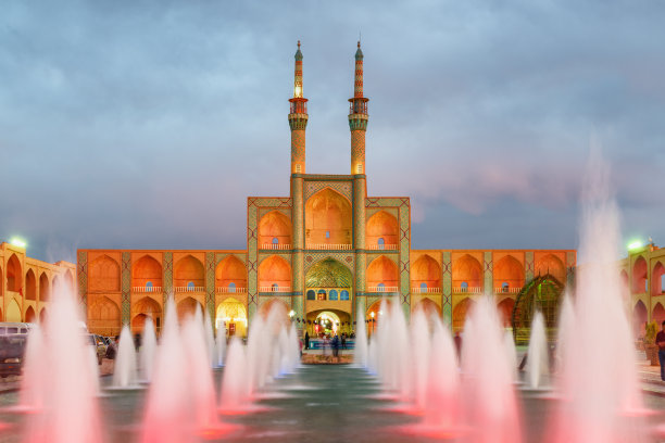 Amir Chakhmaq建筑群和喷泉的美妙夜景图片下载