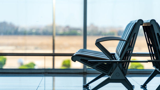 安静的机场航站楼内的空座位图片下载