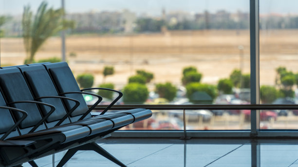 机场内空旷的休息区座椅图片下载