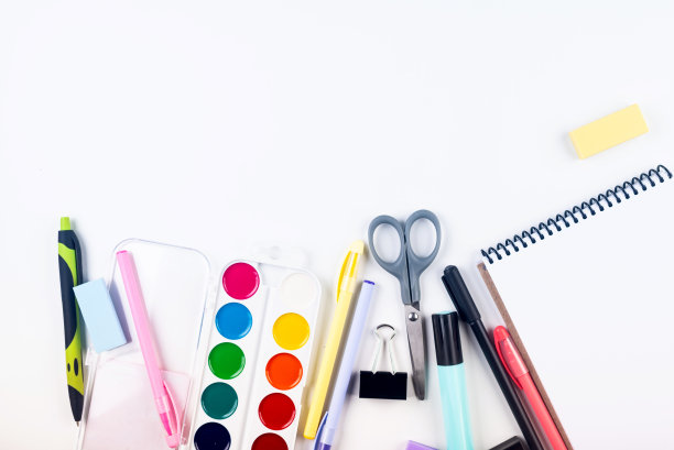 白色背景的学校笔记本和各种文具。图片下载
