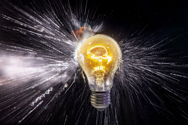 电灯泡破裂，弹片迅速散射图片下载