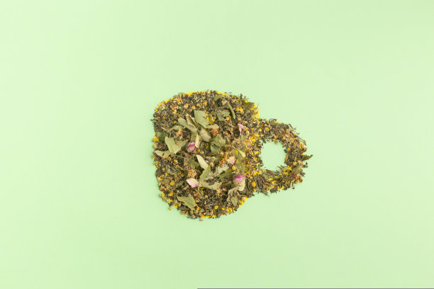 干香草杯状。凉茶概念。植物成分有利于良好睡眠。图片下载