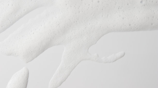 抽象背景白色肥皂泡沫纹理。带有泡沫的洗发泡沫图片下载