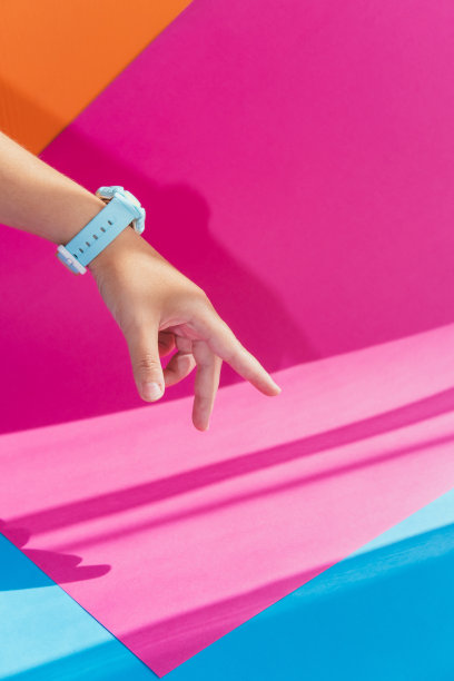 掌心与手表在美丽和时尚风格的彩色背景图片下载