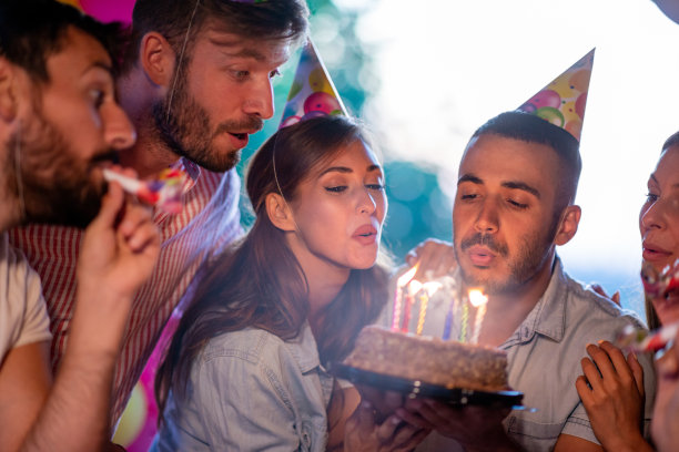 一群朋友庆祝生日图片下载