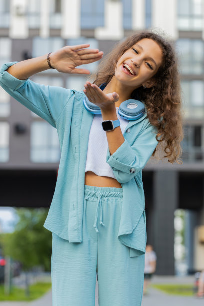 开朗的富家少女在城市街道上展示着挥霍砸钱、中奖、分享、庆祝图片下载