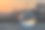 巴西桑托斯市。玻璃球的焦点反映了海滨建筑和日落蓝天的海滩。图片下载
