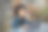 年轻的黑人女性专业人士在用手机聊天，笔记本电脑放在咖啡桌上图片下载