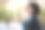 微笑的年轻黑人女商人坐在笔记本电脑和一杯咖啡图片下载