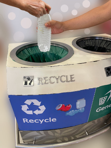 亚洲人把瓶子扔进垃圾桶、回收箱、分类并扔进适当的垃圾桶图片下载