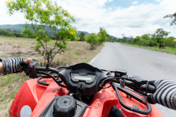 年轻的亚洲小伙子独自在丛林里玩沙滩车。观点的照片。图片下载