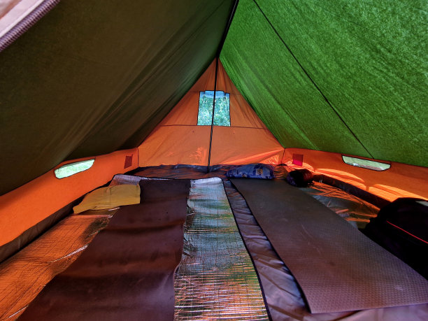 几个帐篷，一个有运动设备的帐篷，经理和女厨师的帐篷。在草地上长时间露营用的帆布帐篷图片下载