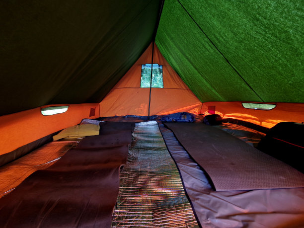 几个帐篷，一个有运动设备的帐篷，经理和女厨师的帐篷。在草地上长时间露营用的帆布帐篷图片下载