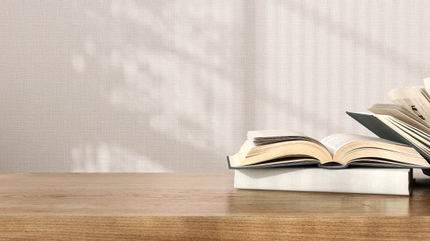 空白的棕色木台子，打开、关闭的书堆在阳光下，树叶的影子映在米色纹理的墙纸墙上图片下载