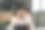 年轻悲伤的女商人捂着脸坐在桌边。桌上放着笔记本电脑、平板电脑、工作压力图片下载