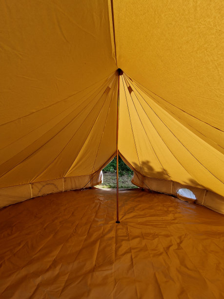 几个帐篷，一个有运动设备的帐篷，经理和女厨师的帐篷。在草地上长时间露营用的帆布帐篷图片下载