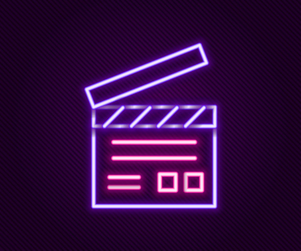 发光的霓虹灯线电影拍手图标孤立的黑色背景。电影拍板。拍板的迹象。电影制作或媒体行业。色彩缤纷的轮廓概念。向量图片下载