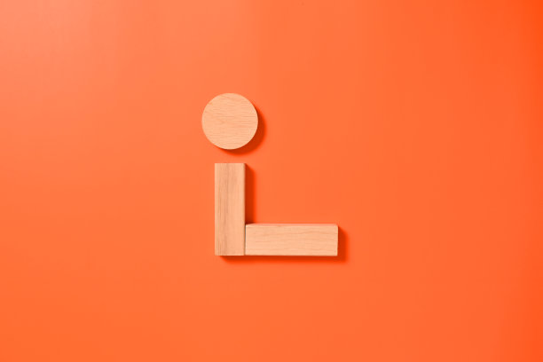 木制圆块和立方体模拟文本，业务流程，复制空间，木制块与文本或符号的复制空间，背景与复制空间图片下载