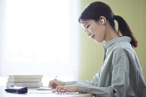 在图书馆学习的日本妇女图片下载