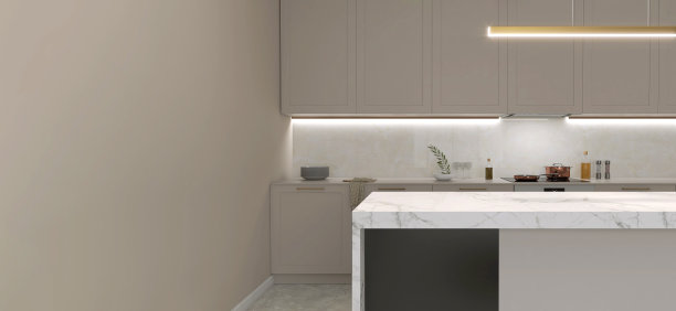 现代白色大理石顶部餐桌岛，吊坠灯在豪华米色厨房柜台，隐藏光，溅回，橱柜柜台，橱柜图片下载