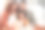 平板电脑、沙发和妈妈、爸爸和孩子一起放松地看电影、卡通和电影，共度美好时光。幸福的家庭，爱和父母带着孩子玩教育游戏或视频的数字技术图片下载