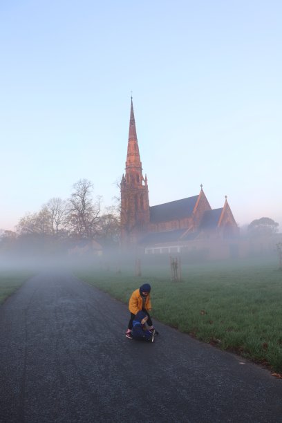 享受冬日的户外生活，在雾蒙蒙的清晨与家人一起探索大自然。图片下载