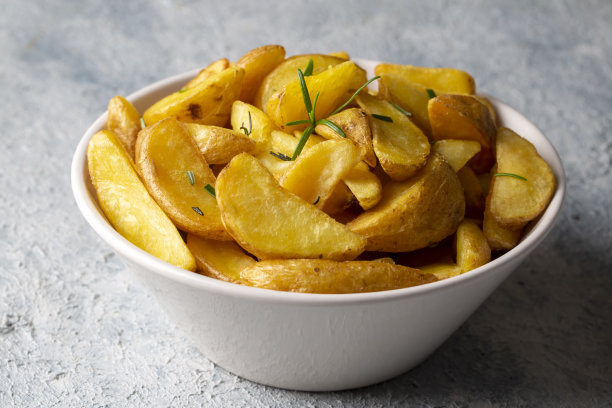 在盘子里放上香草和海盐的烤土豆角，俯视图(土耳其名字;埃尔玛·迪利姆(美国)图片下载