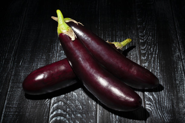 木头上的茄子组图片下载