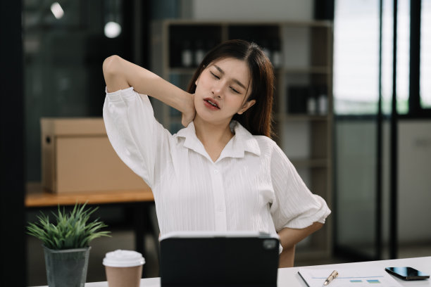 女性在家办公办公场所坐姿颈部疼痛办公室综合症概念。图片下载