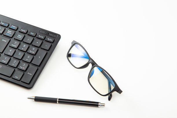 电脑键盘和防蓝光眼镜。图片下载