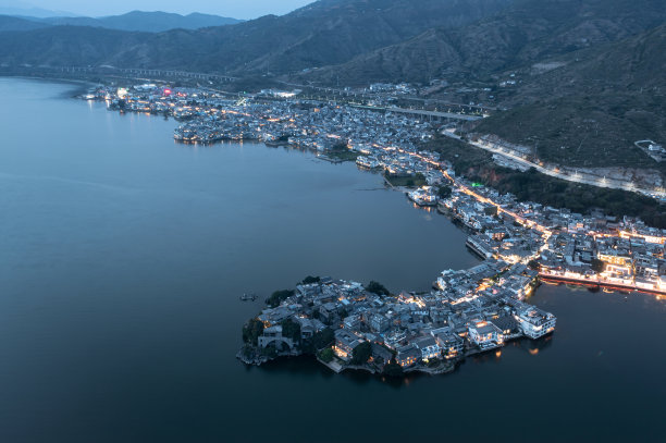 中国云南双朗的村庄和湖泊。图片下载