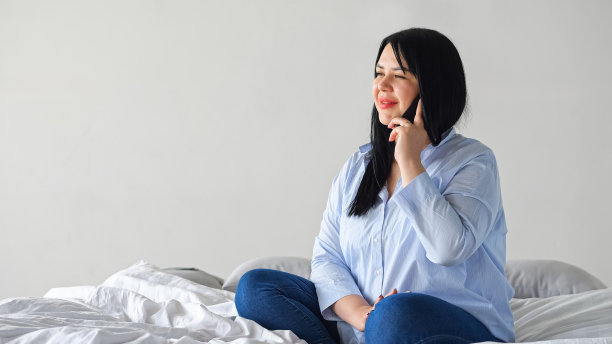 黑头发女人喜欢和朋友打电话图片下载