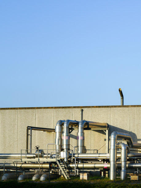 热电厂建筑外多根不锈钢管组成的复杂系统图片下载