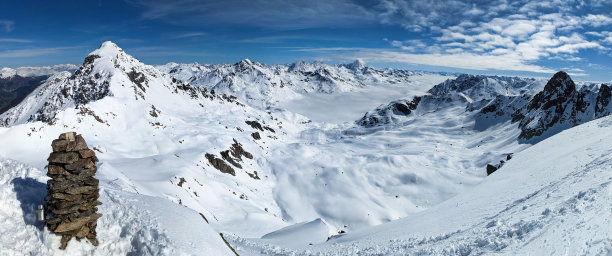 在rad<s:1>内罗索恩山上的乡村滑雪之旅，可以看到皮兹Radönt。滑雪、登山、滑雪。达沃斯克洛斯特瑞士。高质量照片图片下载
