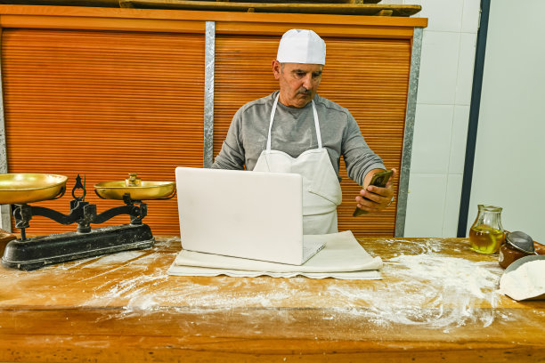 贝克在电脑前咨询，在工作台上。图片下载