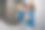 小女孩一大早刷牙，照镜子。浴室。镜面反射图片下载