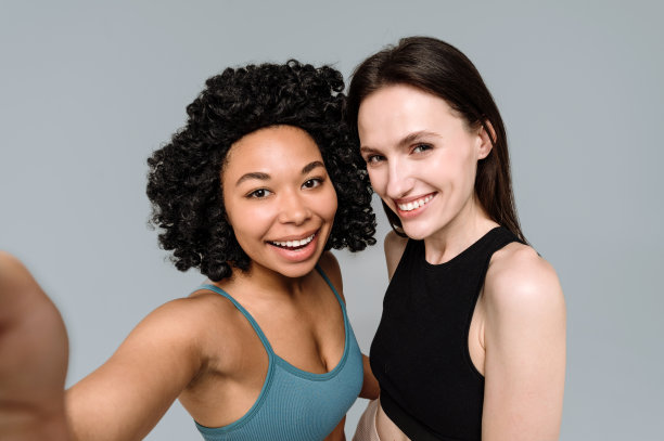 女朋友们在瑜伽课后自拍图片下载