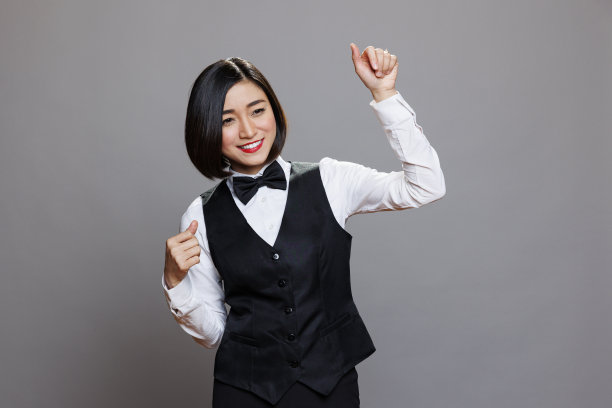 服务员一边跳舞一边举手图片下载