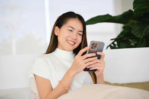 一位女士正在使用智能手机进行各种日常活动。这张照片质量很好。图片下载